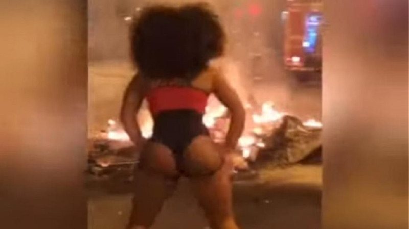 Spaanse twerkqueen twerkt tijdens protest in Barcelona (video)