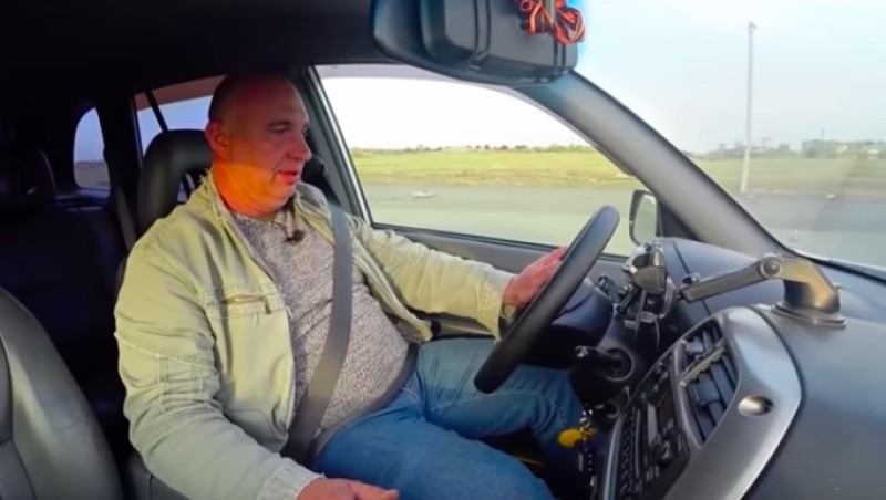 Wat als… je een automaat tijdens het rijden in z’n achteruit gooit? (video)