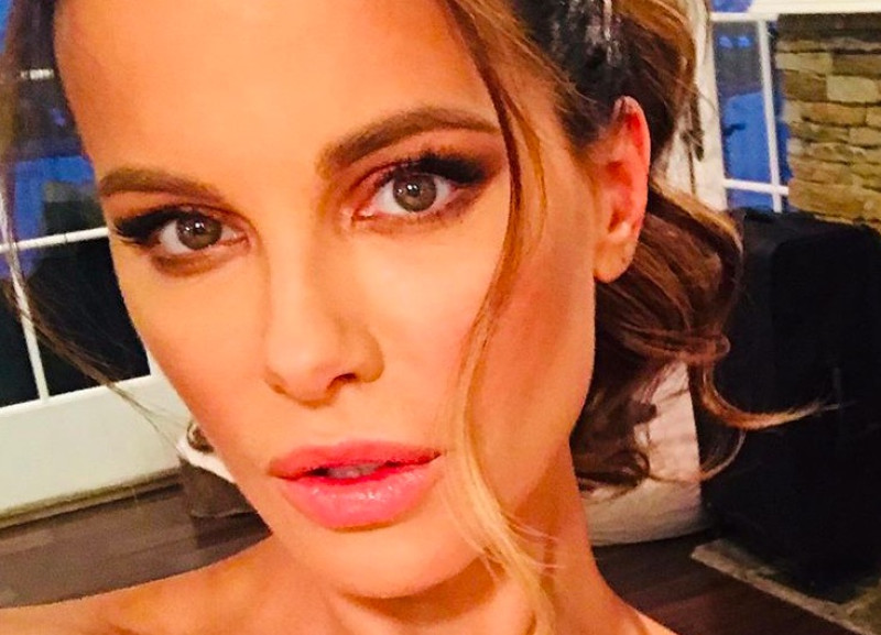 Kate Beckinsale poetst de vloer met d’r poes (video)