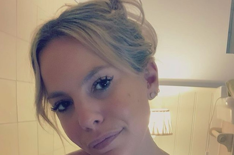 Kijk: Eline De Munck is de volgende blote bad-BV