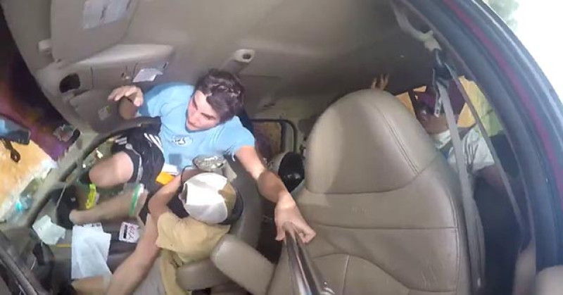 Roekeloze tiener vliegt over de kop maar laat selfiestick niet los (video)