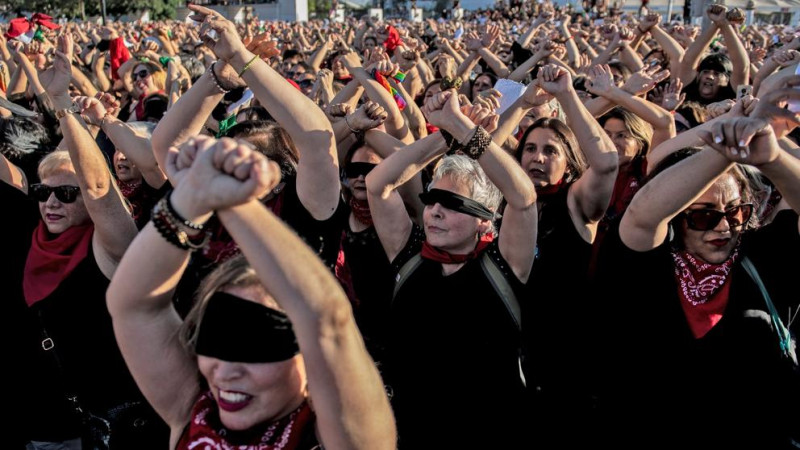 Feministen veroveren de wereld met een protestlied (video)