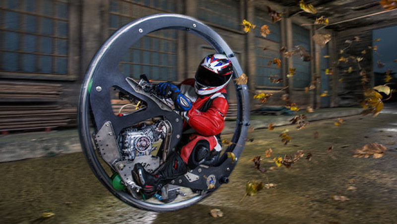 Racen in een gemotoriseerd monowiel is de ultieme adrenalinekick (video)