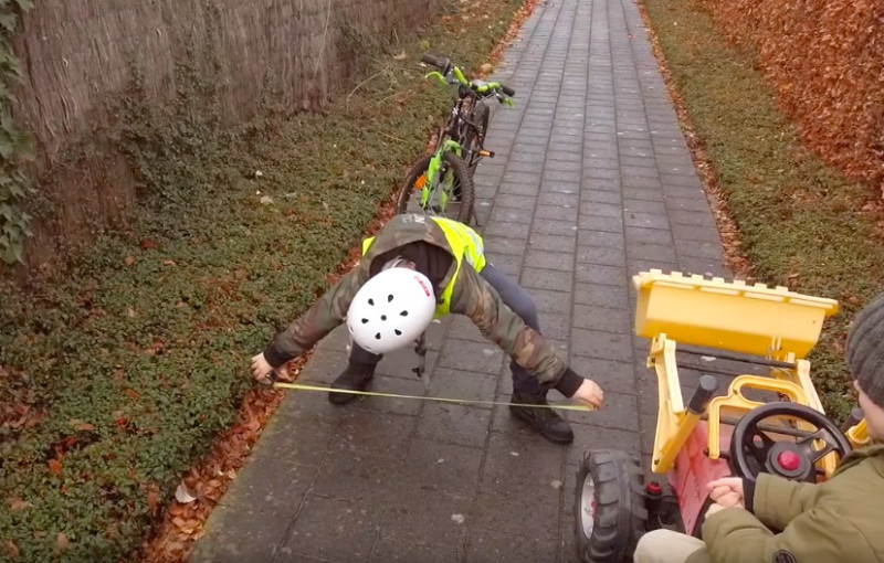 Kinderen maken hilarische parodie op fietsende snul versus 15-tonner (video)