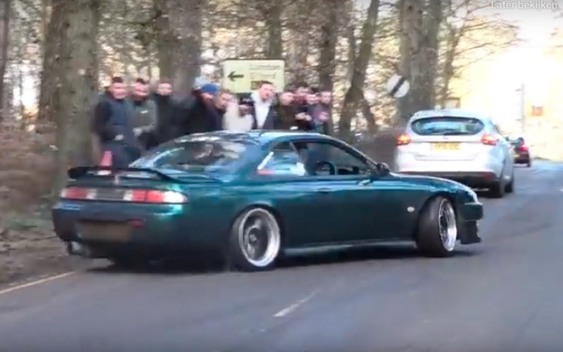 Oeps: Nissan doet een driftje achter de verkeerde auto (video)
