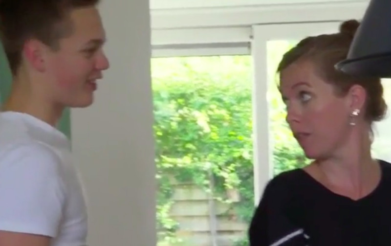 Mama zet stengelzwengelende zoon serieus te kakken (video)