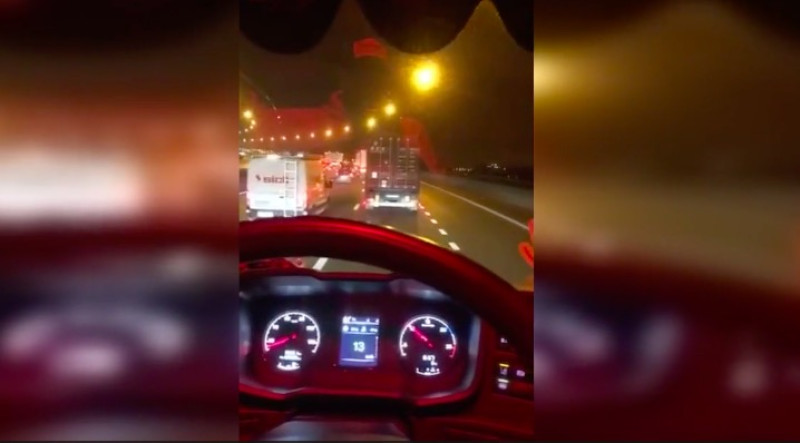 Kerel geeft aap op zijn bakkes op Antwerpse ring (video)