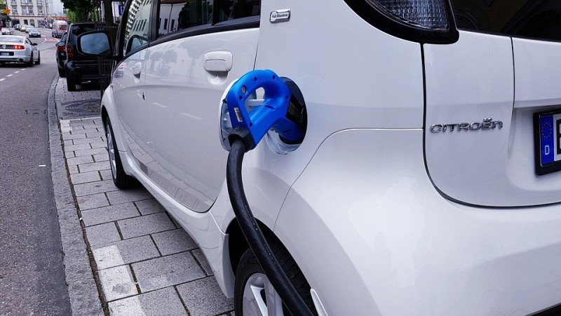 Elektrisch ‘tanken’ wordt schandalig duur