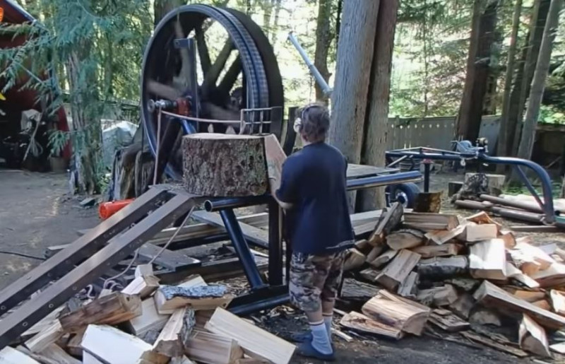 Kerel gebruikt zelfgemaakte maar levensgevaarlijke houtkapmachine  (video)