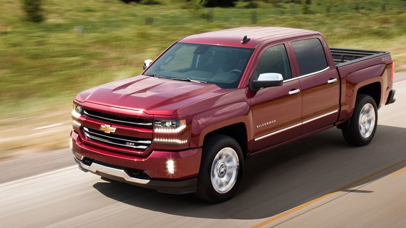 Dieven laten zich volledig gaan bij het strippen van een Chevrolet (video)