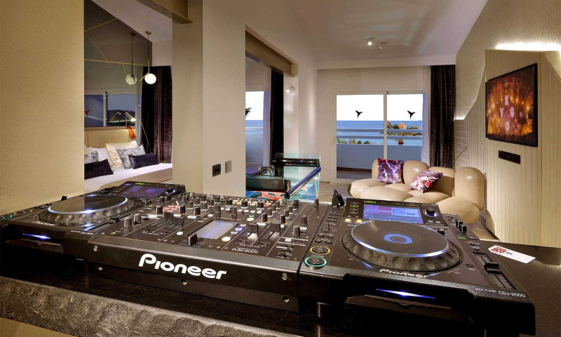 Geluidsdichte DJ Suite op Ibiza is ideaal om te feesten tot de late uurtjes (video)