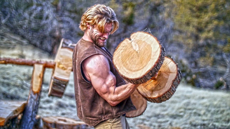 Zo maak je van een omgevallen boom een houten gym (video)