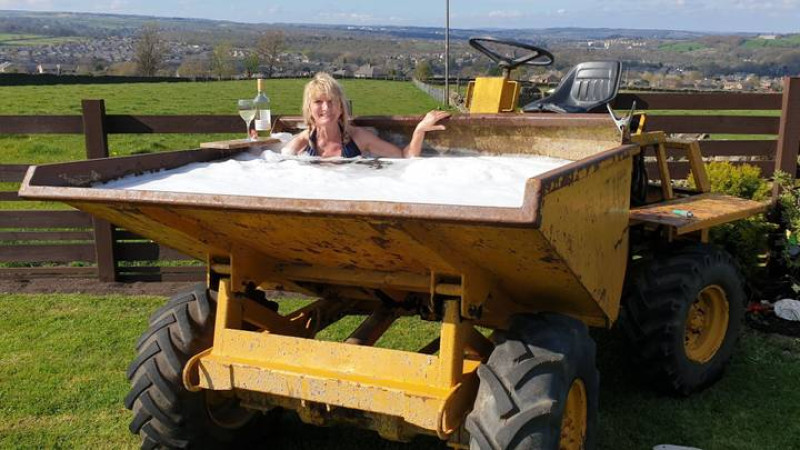 Man transformeert zijn roestige kiepwagen tot een jacuzzi voor zijn vrouw (video)