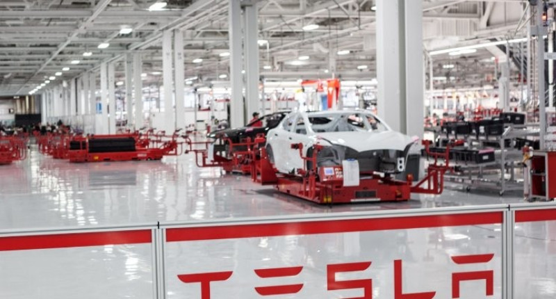 Elon Musk zet zich boven de wet