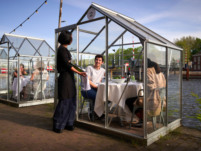 Op restaurant tijdens corona: zitten we binnenkort allemaal in quarantainekassen?