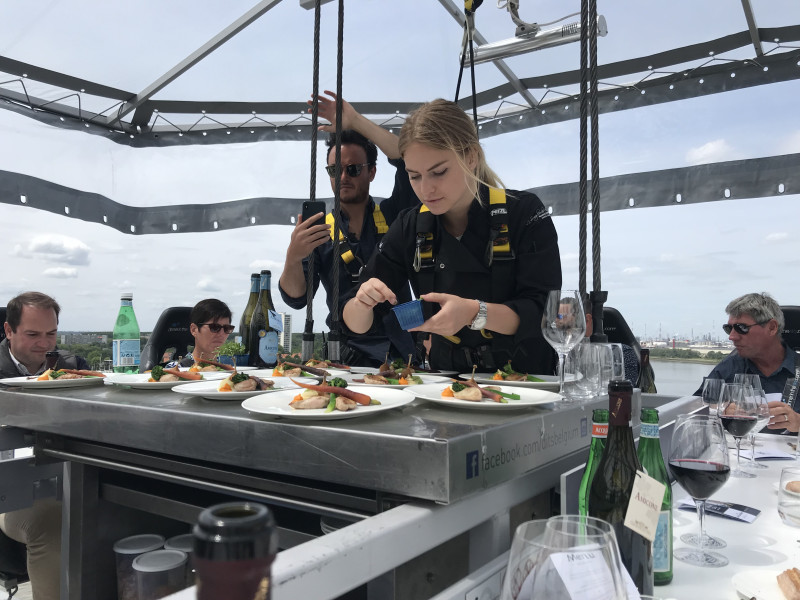 Dinner in the Sky: dineren op 50 meter hoogte nu al in 60 landen