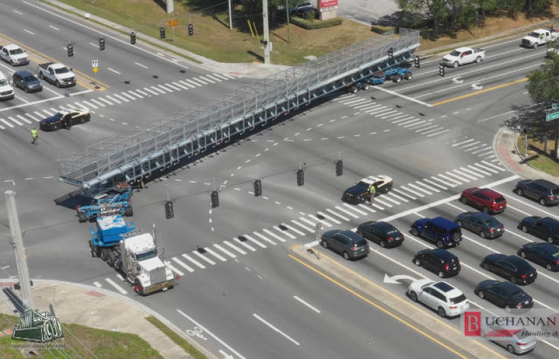 Draaien met 72 meter lange aanhanger is niet zo simpel (video)