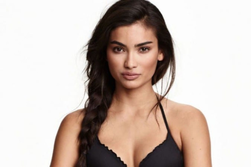 Pocahontas van Instagram geraakt weg met nip slip