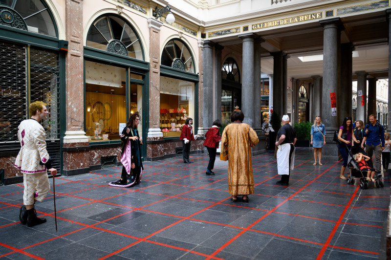Social distancing: in Brussel kan het ook ludiek