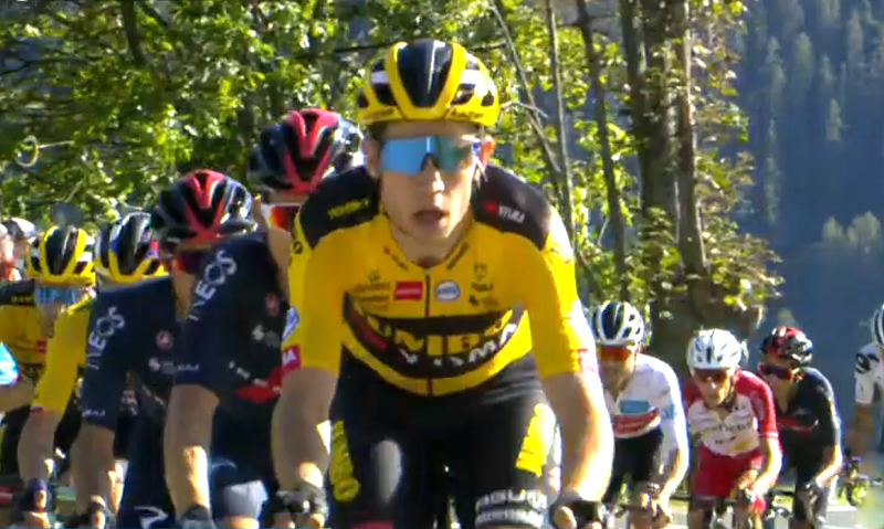 Van Aert rijdt zichzelf halfdood de geschiedenis in
