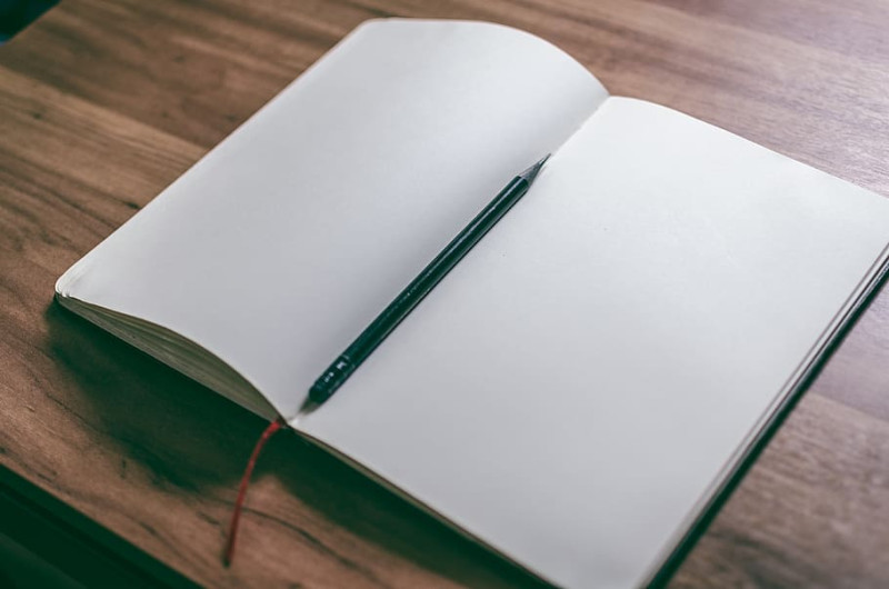 Boek met 266 blanco pagina's overladen met vijfsterrenrecensies (video)