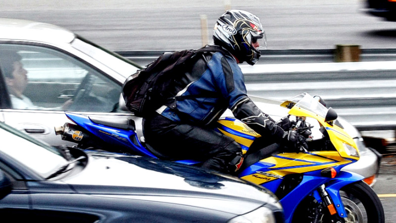 De nieuwe reddingsstrook, een zegen voor … motorrijders (video)