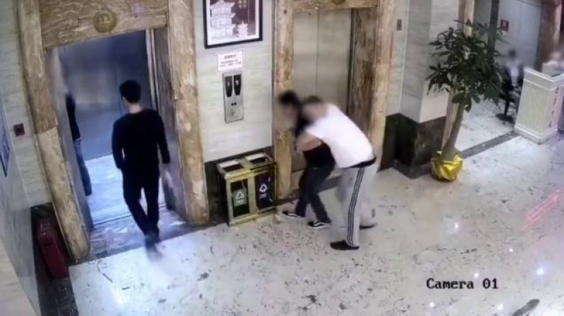 Twee zatlappen vallen in liftschacht (video)