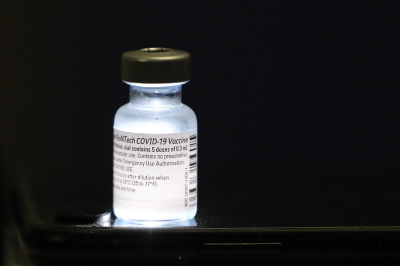 Er zit meer in een injectieflacon van Pfizer dan je denkt