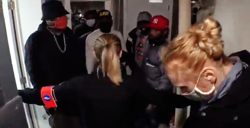 40 Afrikanen, betrapt op lockdownfeestje, lopen agentes onder de voet (video)