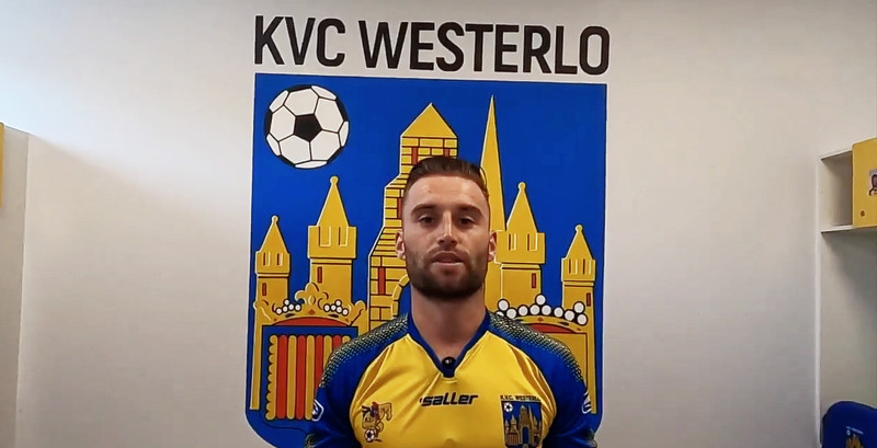 Politie valt binnen bij knuffelende voetballers