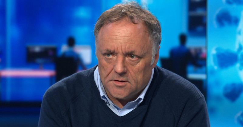 Grapjurk Van Ranst klopt naast de bal