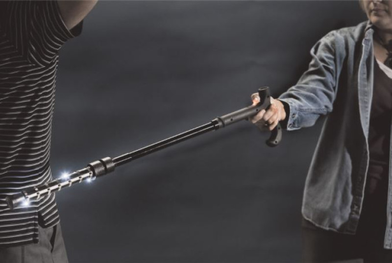 Deze wandelstok heeft een ingebouwde taser van een miljoen volt (video)