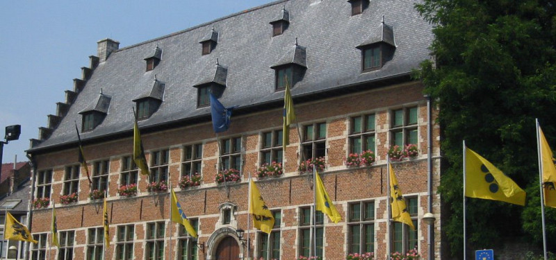 Burgemeester spreekt mensen aan op mondmaskerplicht