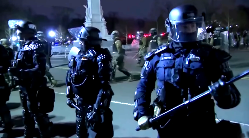 FBI maakt jacht op de brandweermannen van het Capitool (video)