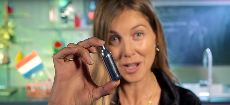 Lachgas gebruiken en autorijden is niet om te lachen (video)