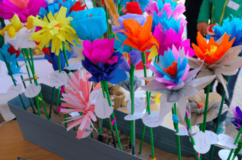 Verkoop van papieren bloemen op het strand is nu ook Vlaams erfgoed