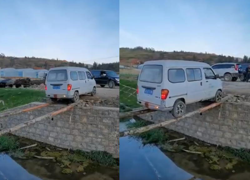 Chauffeur rijdt achterwaarts over zelfgemaakte brug van dunne boomstammen (video)