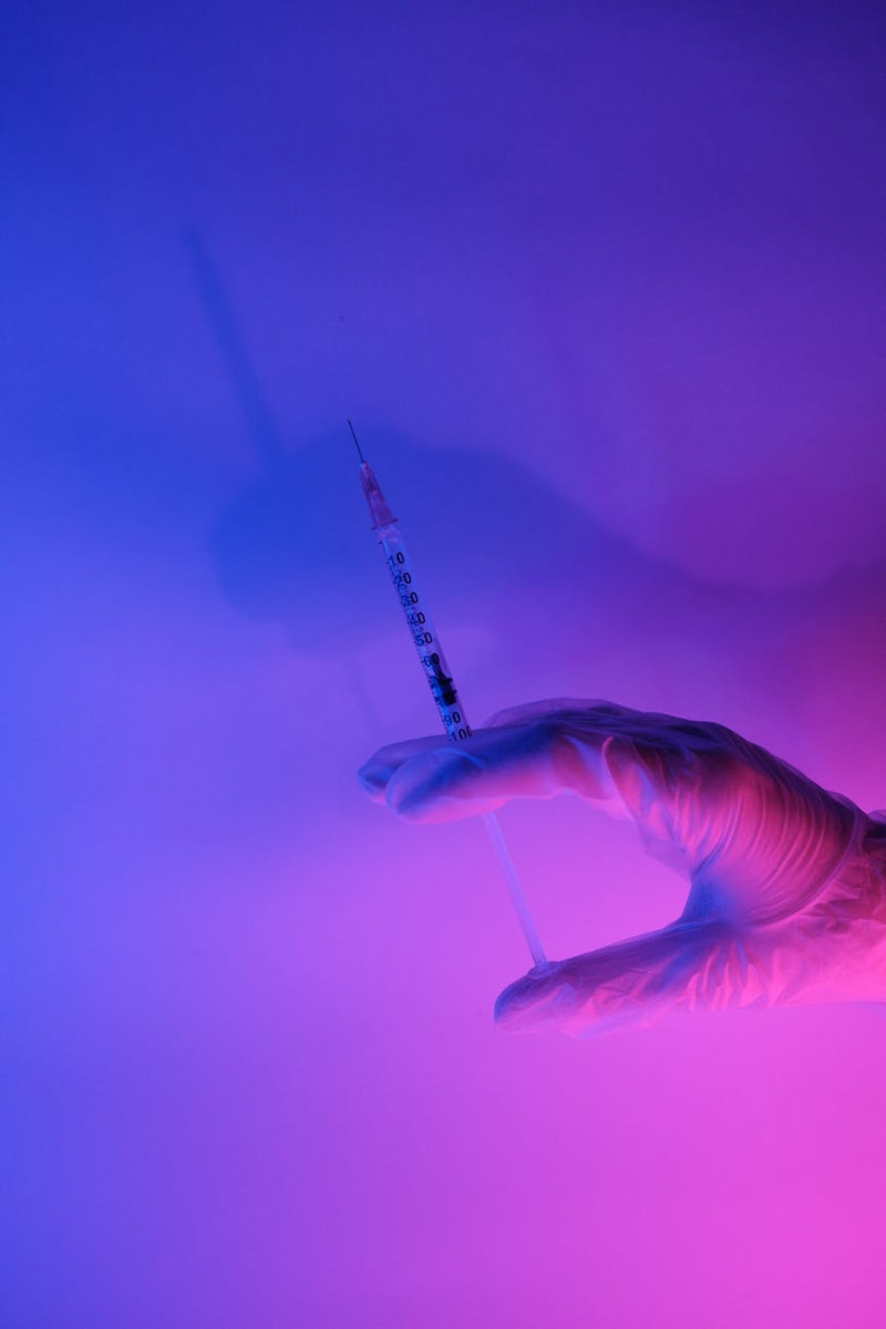 Mogelijke bijwerkingen van coronavaccins blijven vooral opduiken bij vrouwen