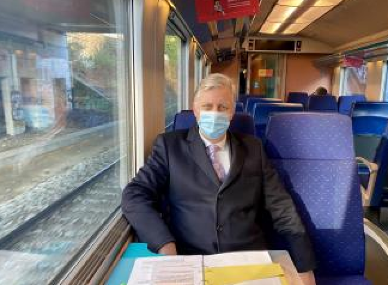 Koning toont onderdanen hoe ze met de trein moeten reizen
