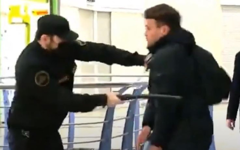Geen mondmasker dragen in Rusland: klop er op! (video)