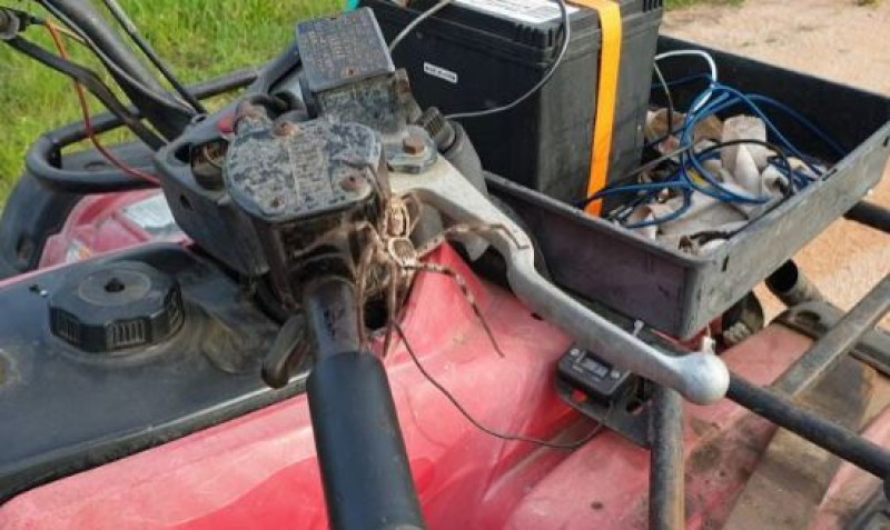 Quad-bestuurder wordt aangevallen door harig achtpotig monstertje (video)