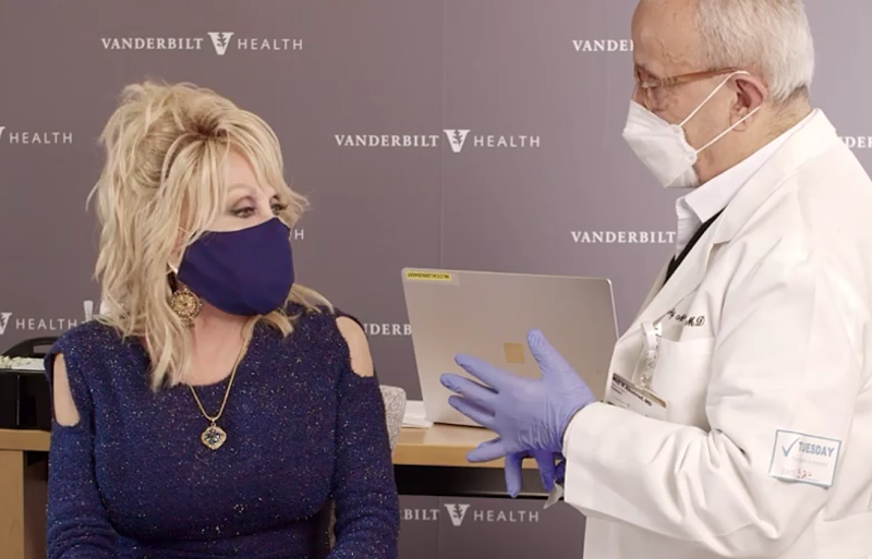 ‘Vaccine, Vaccine’, Dolly Parton wordt al zingend geprikt (video)