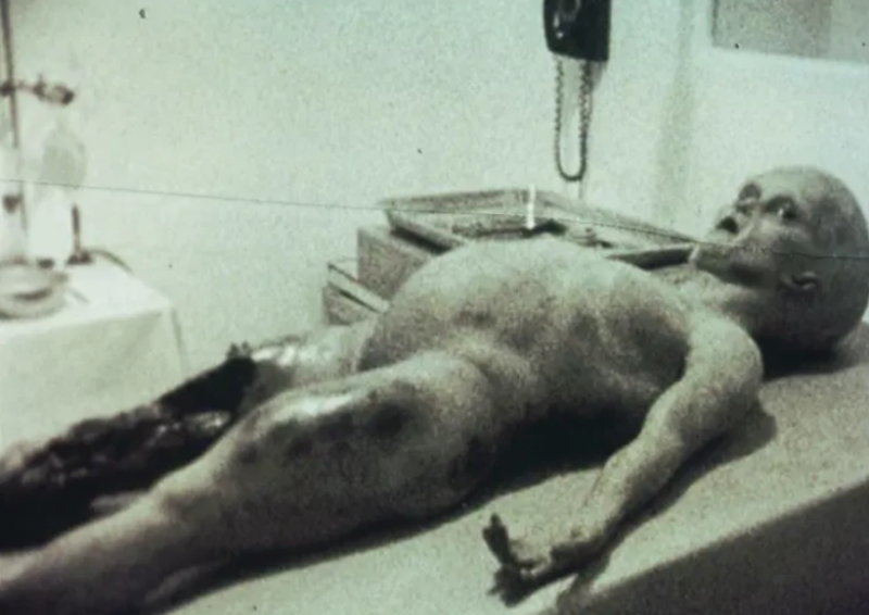 CIA onderzocht in het geheim ‘echte’ films van de autopsie van aliens (video)