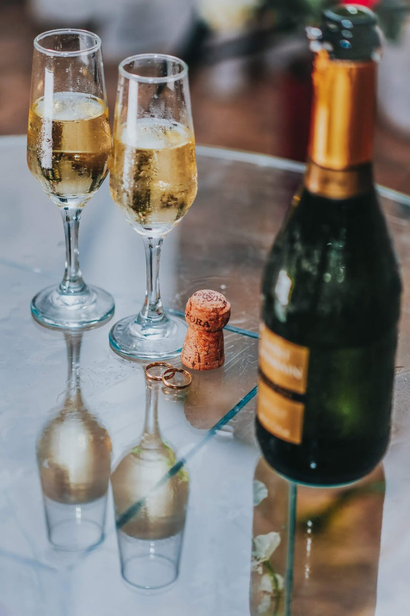 Secretaris van koningin Mathilde mag vandaag fles champagne ontkurken
