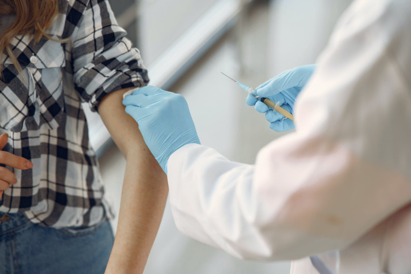 Italiaanse leerkracht (°1963) overlijdt na coronavaccin AstraZeneca - Piëmont stopt tijdelijk vaccinatie