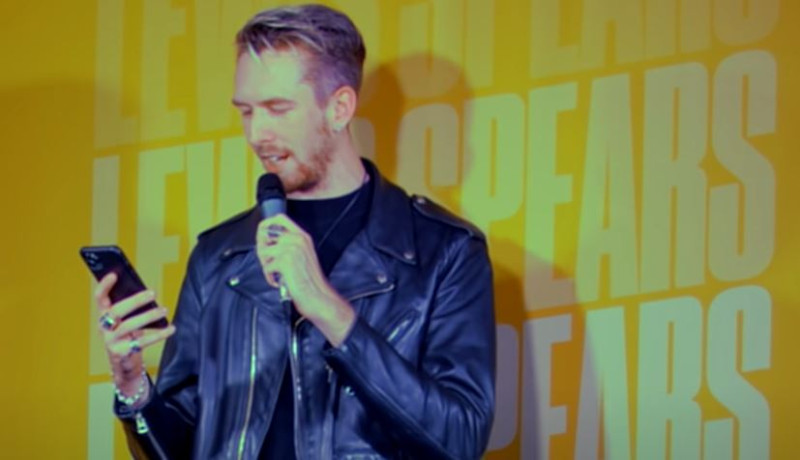 Standup-comedian vernam dood prins Philip net tijdens grap over Brits koningshuis (video)