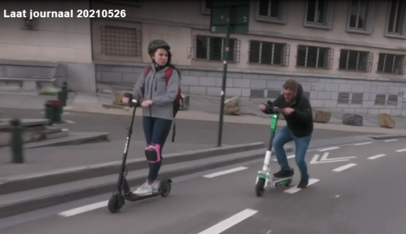 Journalist van VRT bewijst: elektrische step kan ook op oude manier voortgedreven worden