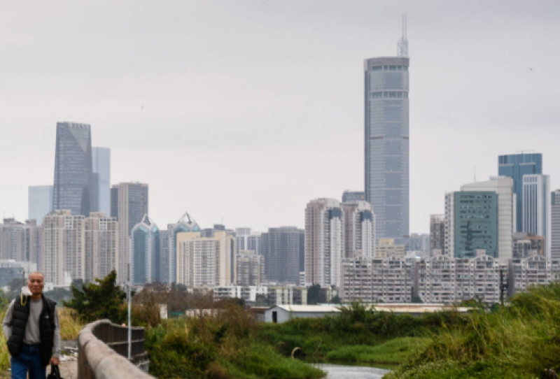 Chinese wolkenkrabber staat te schudden en te beven zonder verklaring