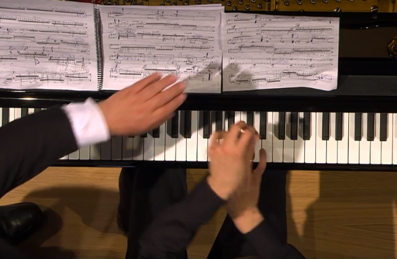 Incident op KEW 21: gekke Russische pianist slaat medewerker