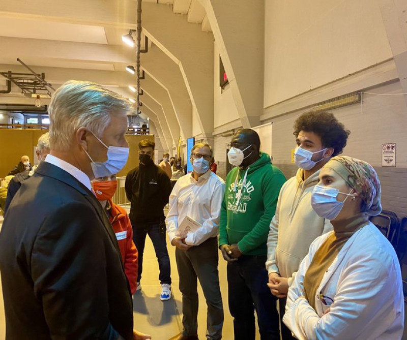 Koning Filip bezoekt vaccinatiecentrum van Schaarbeek om Brusselaars te overtuigen